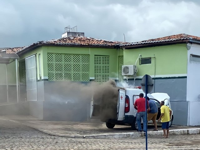 AMBULNCIA PEGA FOGO AO LADO DE HOSPITAL EM CANIND DE SO FRANCISCO