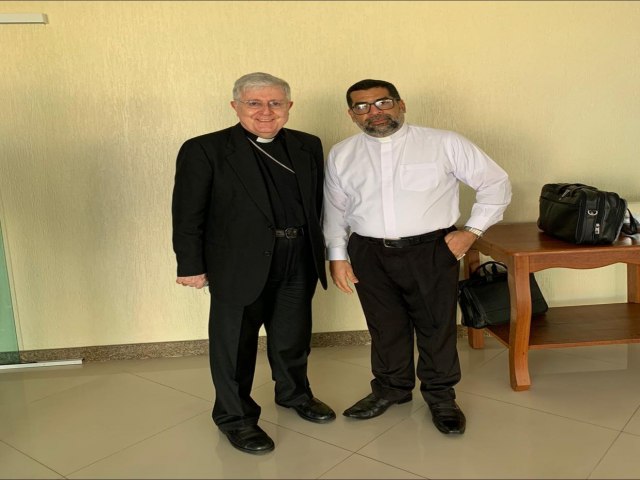 ADMINISTRADOR DA DIOCESE DE ESTNCIA SE ENCONTRA COM REPRESENTANTE DO PAPA EM ARACAJU