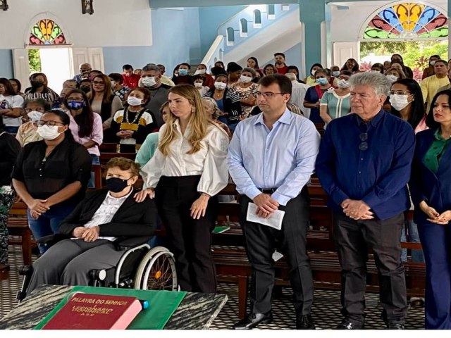 IVAN LEITE E FAMILIARES PARTICIPARAM DE MISSA EM HOMENAGEM AOS PAIS