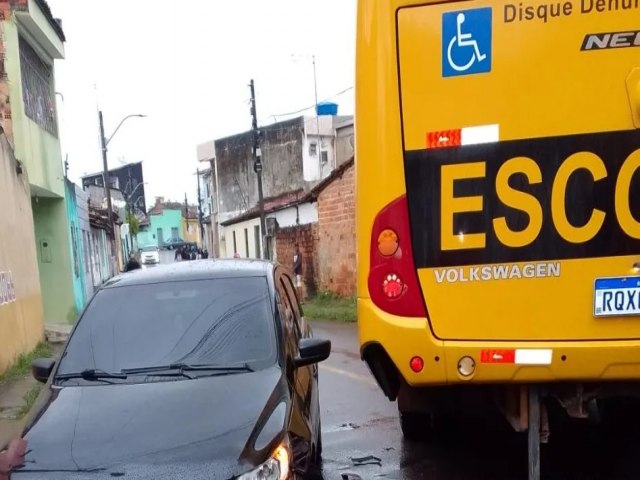 NIBUS ESCOLAR DE ESTNCIA COLIDE COM AUTOMVEL NO FUNDO DO SENAI