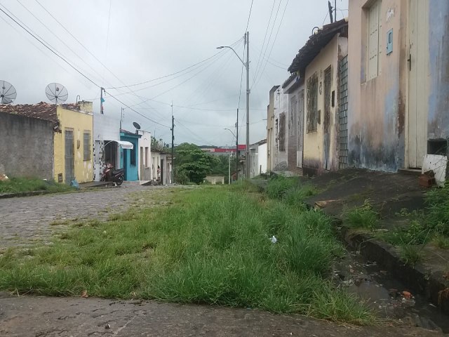 ESTNCIA: RUA ITABAIANINHA E ADJACNCIA TOMADA DE MATO