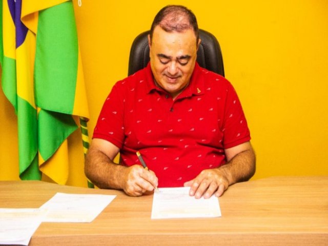 PREFEITO DE SIMO DIAS SANCIONA LEI QUE CRIA O BOLSA FAMLIA MUNICIPAL