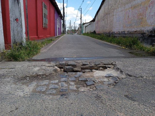 ESTNCIA: TRAVESSAS PERTO DO CAMINHO DO RIO ESTO SEM CUIDADOS