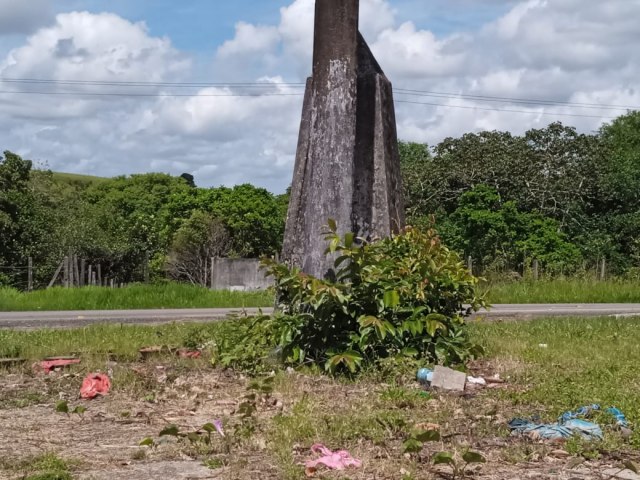 ESTNCIA: PRACINHA DA RUA RIBEIRPOLIS ABANDONADA E ENTREGUE S OFERENDAS