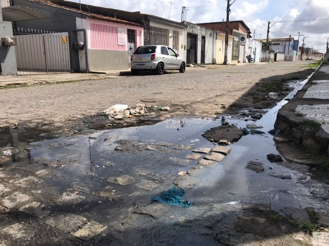 ENQUANTO RUAS ESTO CHEIAS DE ESGOTOS DOMSTICOS A CU ABERTO, PREFEITURA DE ESTNCIA FAR RVEILLON NO ABAS