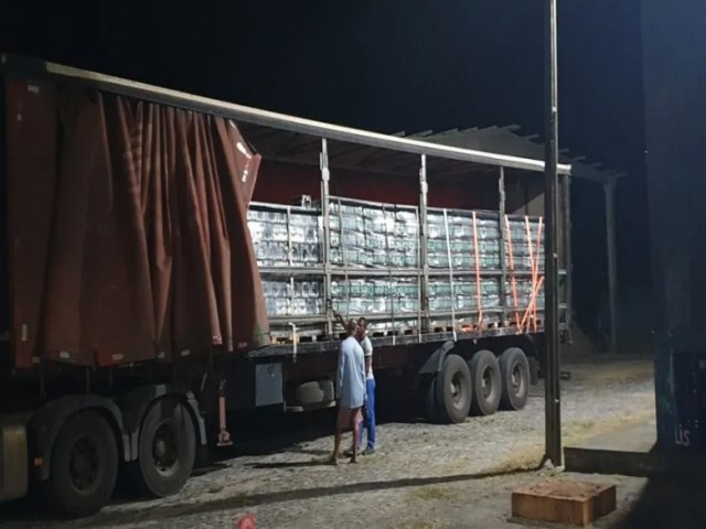 EQUIPES DA SEFAZ FLAGRAM TRANSPORTE DE ADUBO, 300 SACAS DE FEIJO E QUASE 4 MIL CAIXAS DE BEBIDAS