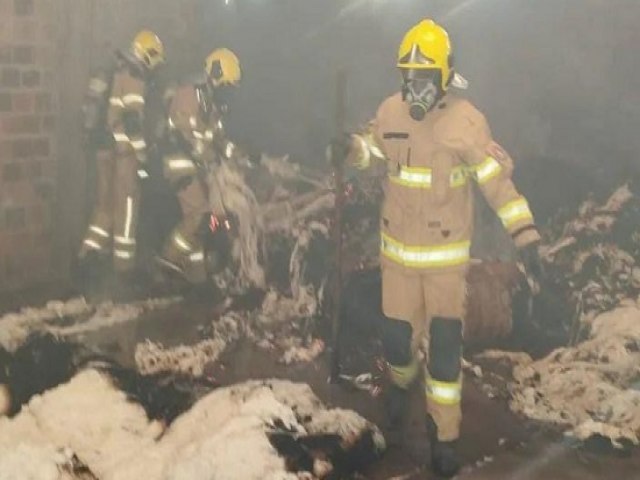 BOMBEIROS CONTROLAM INCNDIO EM FBRICA DE ESTOPAS EM TOBIAS BARRETO