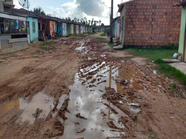 FALTA DE CALAMENTO E LAMA EM RUA DO BAIRRO BOMFIM PREJUDICAM PASSAGEM DOS MORADORES