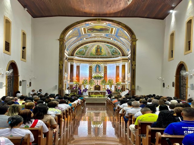 CENTENAS DE FIIS COMPARECERAM NA ABERTURA DA FESTA DA PADROEIRA DE ESTNCIA