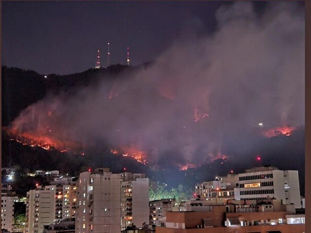 BOMBEIROS COMBATEM FOGO NA FLORESTA DA TIJUCA POR MAIS DE 14 HORAS