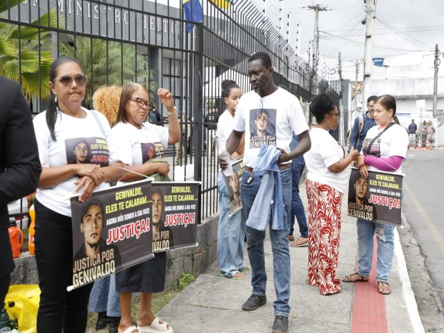 FAMILIARES DE GENIVALDO PEDEM JUSTIA EM FRENTE AO FRUM DE ESTNCIA