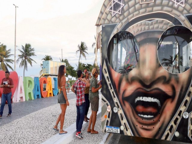 GONZAG�O ITINERANTE DE EST�NCIA, ENCANTA TURISTAS E VISITANTES COM PASSEIO JUNINO AUT�NTICO PELA ORLA DA ATALAIA EM ARACAJU