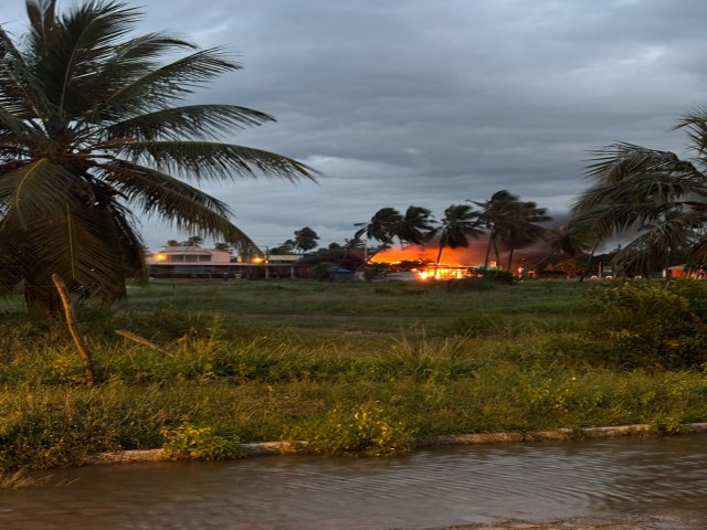 INC�NDIO ATINGE BAR E RESTAURANTE NA PRAIA DO SACO EM EST�NCIA