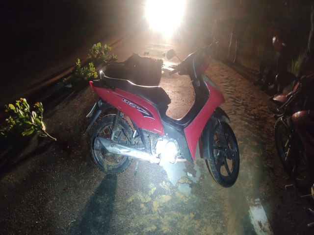 JOVEM MORRE AP�S CAIR DE MOTOCICLETA NA SE-100 EM INDIAROBA