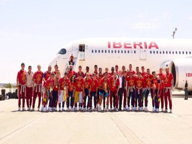 ESPANHA DESEMBARCA EM MADRI COM A TA�A DE CAMPE� DO MUNDO
