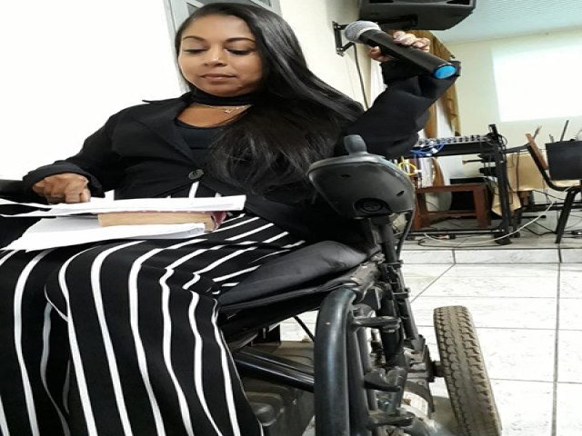Moradora de Nova Independncia faz campanha por nova cadeira de rodas   