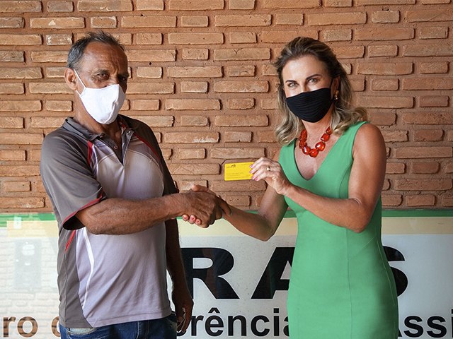 Projeto Idoso sem Renda distribu carto alimentao em Andradina