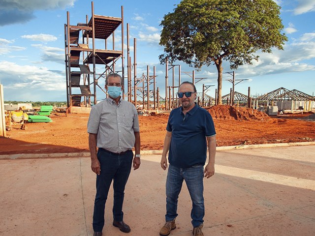 Prefeito de Araçatuba, Dilador Borges, e Mário Celso discutem pandemia e visitam parque em construção em Andradina 