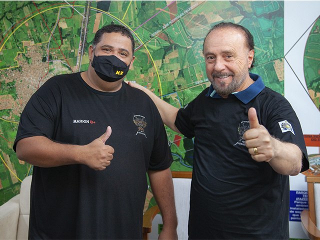 Prefeito Mrio Celso recebe camiseta da Confraria Moto nas Veia