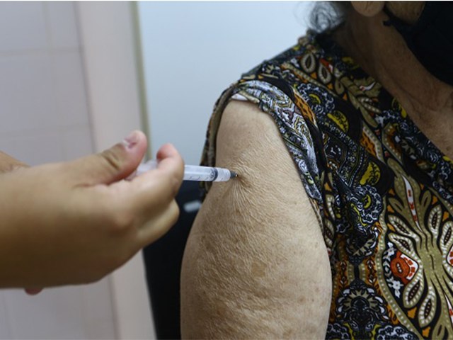 Prefeito Paulo Boaventura e Marcos Visual acompanham vacinação contra a Covid-19