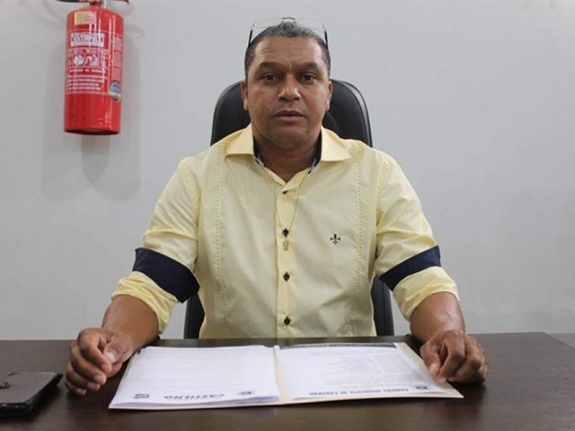 Presidente da Câmara, Ailton Pereira, questiona prefeito sobre bolsa de estudo a curso superior