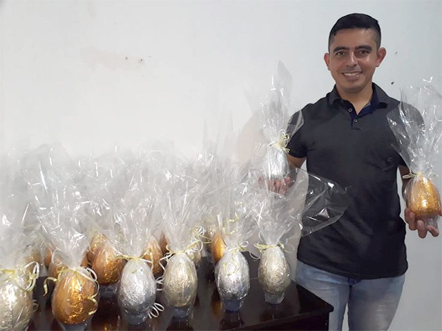 Policial de Castilho aproveita dia de folga para alegrar crianas com ovos de Pscoa