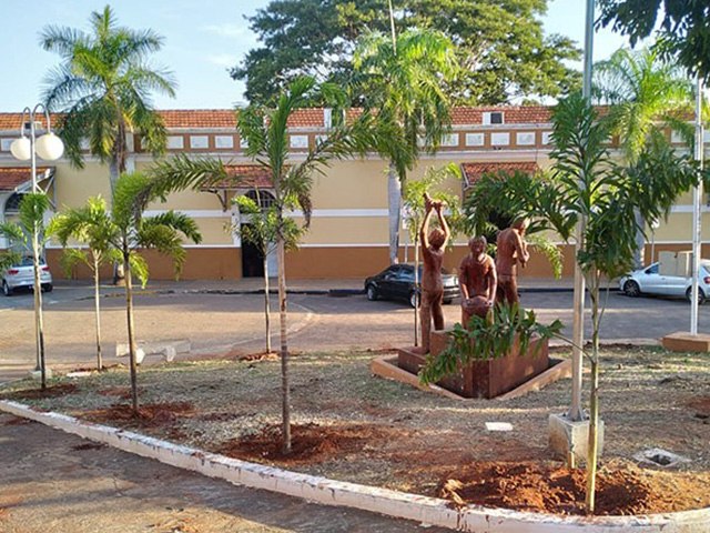 Impacto Verde planta 29 palmeiras em praça do Centro Cultural, doação a Raízen