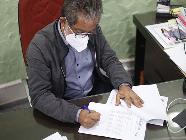 Prefeito Paulo assina contrato para término de obras esquecidas há 14 anos