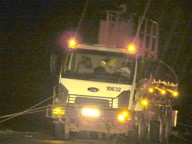 Caminho bombeiro enrosca em fio de alta tenso a caminho de incndio