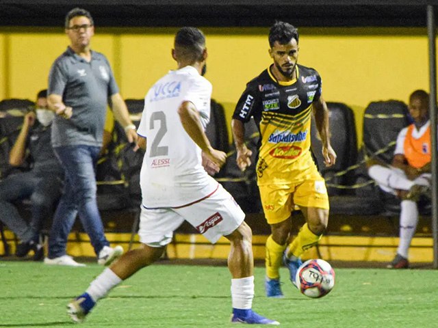 Novorizontino, de Danielzinho Sertanejo, rebaixa Paraná Clube e se isola na liderança do Brasileirão série C