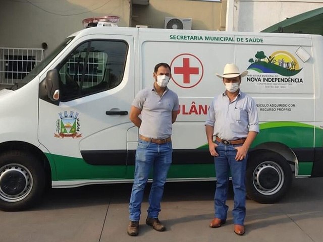 Prefeito Fernando Santana entrega nova ambulância semi UTI à população