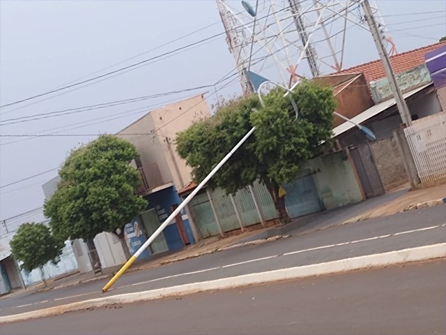 Vento forte derruba poste de iluminao na principal avenida de Nova Independncia 