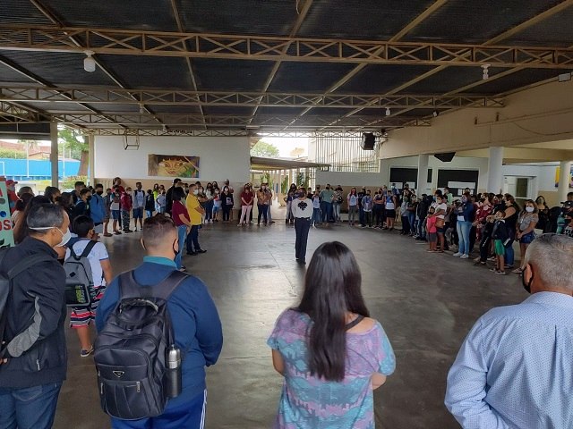 Dirigente Regional de Ensino recepciona alunos do Armel Miranda no 1º dia do volta as aulas