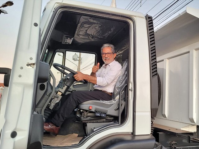 Prefeito Paulo Boaventura recebe caminhão basculante de R$ 360 mil para o Obras