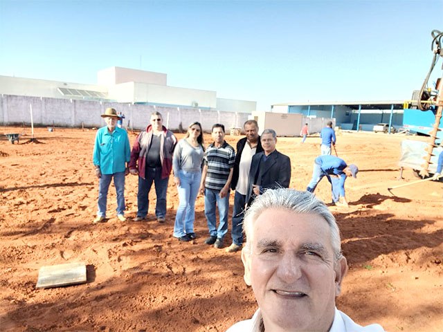 Prefeito Airton Gomes e vereadores iniciam construção de nova UBS em Guaraçaí