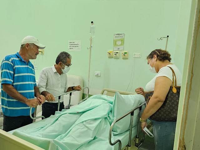 Prefeito Paulo Boaventura visita pacientes aps cirurgia no hospital Jos Fortuna