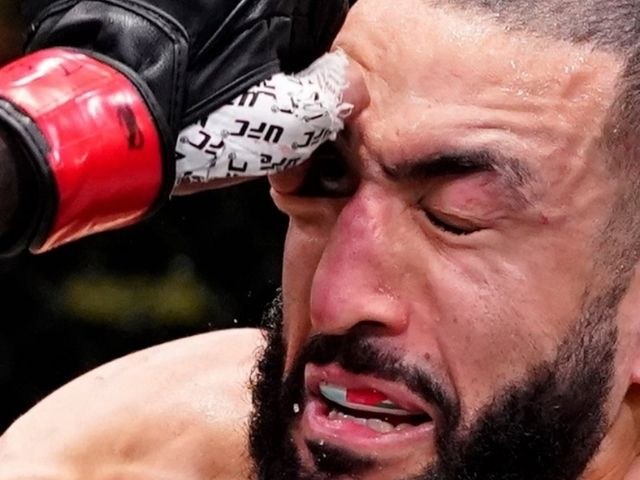 Dedada no olho de Leon Edwards em Belal Muhammad faz luta principal do UFC ser interrompida