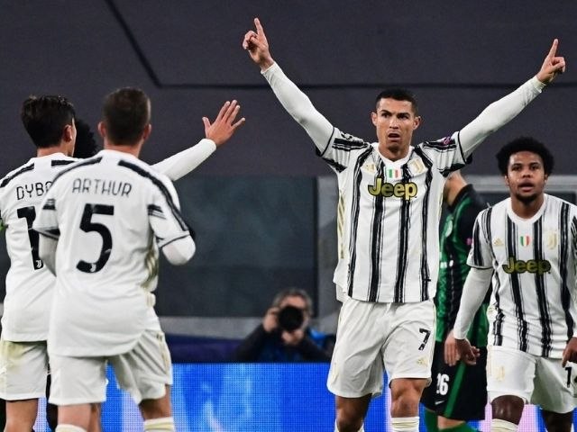 Criticado, Cristiano Ronaldo d show, faz trs gols e Juventus desbanca Cagliari