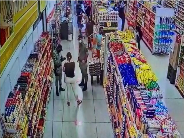 VDEO: MULHER SE RECUSA A USAR MSCARA AMEAA POLICIAIS COM FACA E ACABA PRESA