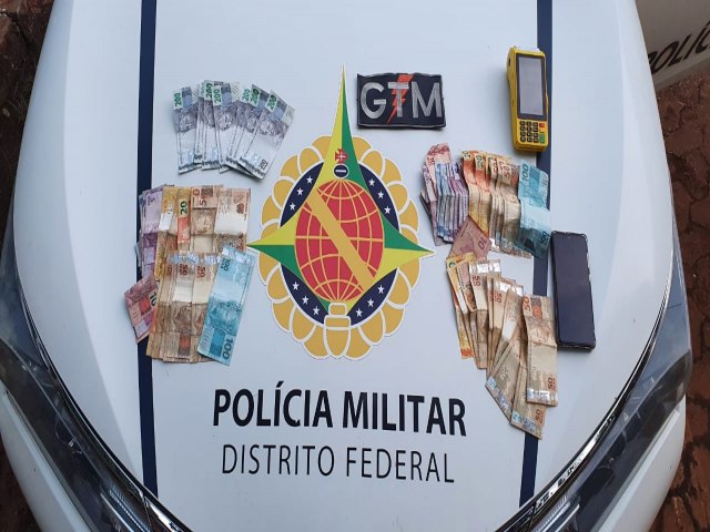 PMDF PRENDE QUATRO PESSOAS REPASSANDO NOTAS FALSAS EM COMRCIOS  