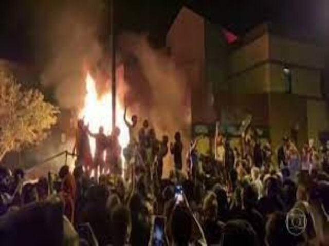 TERCEIRA NOITE DE PROTESTOS E INCIDENTES EM MINNEAPOLIS APS MORTE DE JOVEM POR POLICIAL