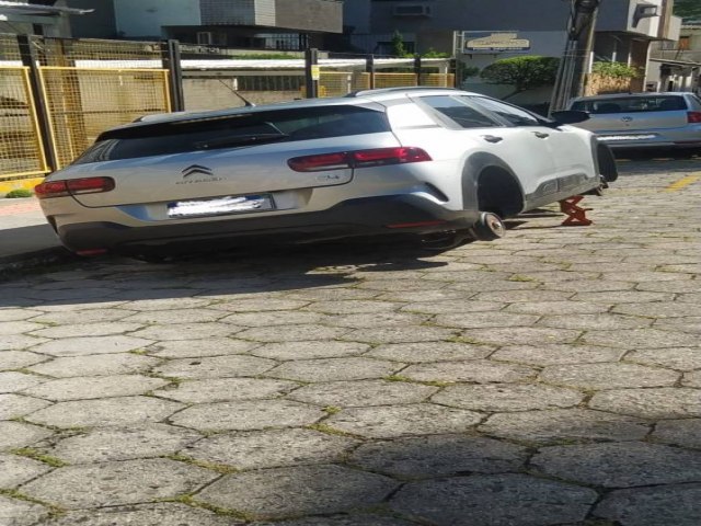 Quatro pneus de automvel estacionado so furtados em Cricima