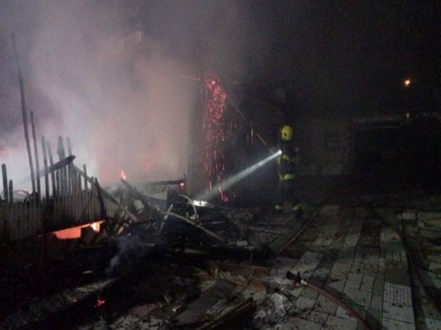 Residncia  atingida por incndio em Cocal do Sul