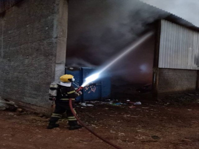 Passo de Torres: Bombeiros controlam incndio em Centro de Reciclagem