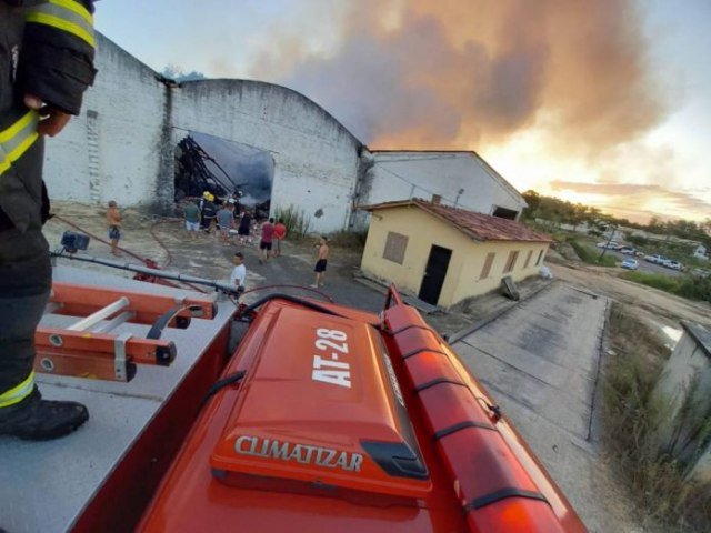 Incndio atinge quatro pavilhes e mobiliza bombeiros em Sango