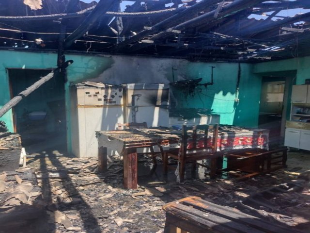 Ararangu: Casa de alvenaria  destruda por incndio