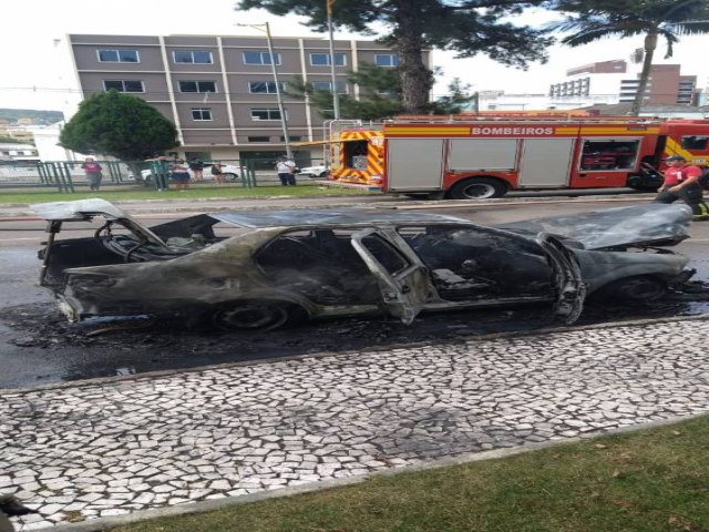 Cricima: Fiat Siena  destrudo pelo fogo