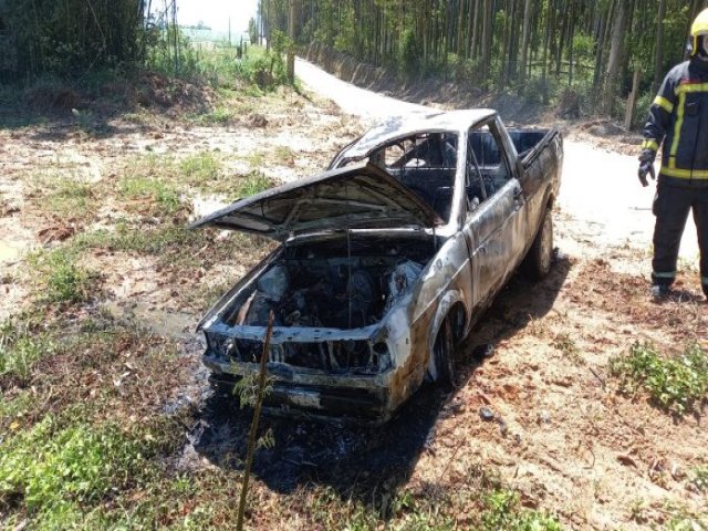 Morro da Fumaa: Carro pega fogo aps estouro no motor