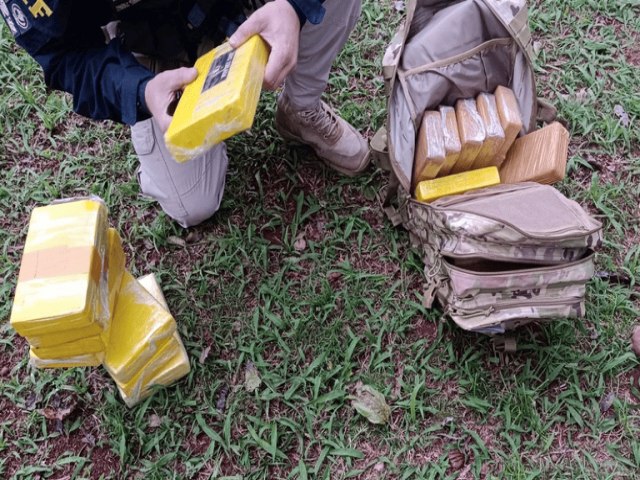 homem foge da PRF, bate em carros e acaba preso com 24 quilos de coca�na