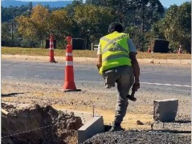 Trabalhador de uma perna chama aten��o em obra na SC-108